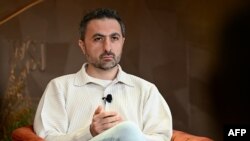 Mustafa Suleyman, CEO Inflection AI, berbicara dalam konferensi teknologi yang diselenggarakan oleh The Wall Street Journal di Laguna Beach, California, pada 17 Oktober 2023. (Foto: AFP/Patrick T. Fallon)
