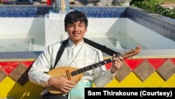 ທ້າວ ມິກ ຜິວວັນຄໍາ, ມີຫຼິ້ນພິນ ປະຈໍາວົງດົນຕີພື້ນເມືອງຈະເຣີນສິນ.