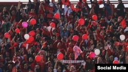 Təbrizin Səhənd stadionunda Traktor komandasının qadın azarkeşləri (Foto: "tractorclub1970" İnstagram səhifəsi)