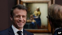 Presiden Prancis Emmanuel Macron, saat berkeliling pameran Vermeer di Rijksmuseum di Amsterdam, Belanda, Rabu, 12 April 2023. (Foto: AP)