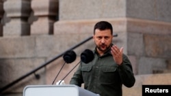 乌克兰总统泽连斯基在丹麦议会发表讲话。（2023年8月21日）