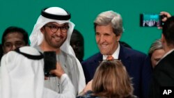 Le Sultan Al Jaber, président de la COP28, et John Kerry, l'envoyé spécial pour le climat des États-Unis.