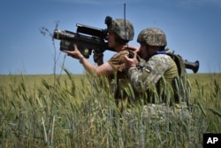 우크라이나 자포리자 지역 전선에서 견착식 지대공 미사일을 조준하고 있는 우크라이나 병사들 (자료사진)