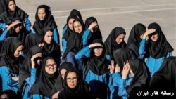 حجاب اجباری دانش آموزان دختر در محیط‌های آموزشی.