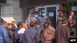 Տաջիկստանի քաղաքացիները հերթ են կանգնել դեպի Ռուսաստան ինքնաթիռի տոմս գնելու համար։ Դուշանբե, Տաջիկստան, ապրիլի 8, 2021թ․։