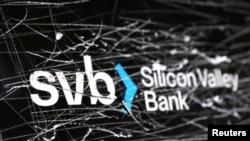 និមិត្តសញ្ញា​ធនាគារ SVB (Silicon Valley Bank) ដែល​បាន​បែក​ខ្ទេចខ្ទី កាល​ពី​ថ្ងៃទី ១៣ ខែមីនា ឆ្នាំ២០២៣។ 