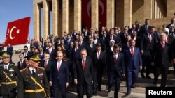 Presiden Turki Recep Tayyip Erdogan (tengah) hadiri peringatan ulatan tahun Turki yang digelar mausoleum pendiri Turki modern, Mustafa Kemal Ataturk, di Ankara, pada 29 Oktober 2023. (Foto: Reuters/Cagla Gurdogan)