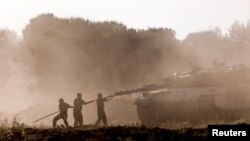 2024年6月5日，以色列士兵从加沙地带返回后清理坦克炮管，目前以色列和哈马斯在以色列-加沙边境附近持续发生冲突。(路透社照片)