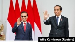 Perdana Menteri Timor Leste Jose Maria de Vasconcelos atau yang akrab disapa Taur Matan Ruak, dan Presiden Joko Widodo melambaikan tangan di Istana Kepresidenan Bogor, 13 Februari 2023. (Foto : REUTERS/Willy Kurniawan)