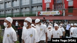 Warga binaan di Lapas Narkotika Kelas II Cipinang keluar dari blok sel tahanan untuk mengikuti kegiatan Ramadan di sore hari jelang berbuka puasa bersama, Sabtu (8/4).