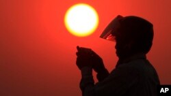 រូបឯកសារ៖ បុរសម្នាក់​កំពុង​ចុច​ទូរស័ព្ទដៃ​ នៅ​រាជធានីភ្នំពេញ កាលពីថ្ងៃទី១៤ ខែកុម្ភៈ ឆ្នាំ២០១៩។