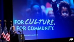 Presiden Joe Biden berpidato di Museum Nasional Sejarah dan Kebudayaan Afrika Amerika di Washington, Jumat, 17 Mei 2024. (Foto AP/Susan Walsh)