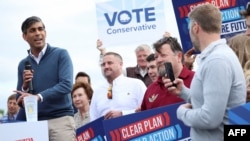 英国首相兼保守党领袖苏纳克(Rishi Sunak)在参观英格兰西南部的梅尔克沙姆镇足球俱乐部时与支持者交谈。英国议会选举定于今年7月4日举行。（2024年6月7日）