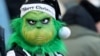 Penggemar Newcastle United mengenakan topeng Grinch saat menghadiri pertandingan sepak bola Liga Utama Inggris antara Newcastle United dan Nottingham Forest di St. James 'Park di Newcastle-upon-Tyne, Inggris.