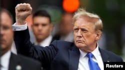 Bivši predsjednik Donald Trump pozdravlja pristalice stisnutom pesnicom isped Trumpovog tornja nakon izricanja osuđujuće presude, New York, 30. maj 2024.