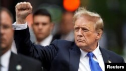 อดีตปธน.โดนัลด์ ทรัมป์ ชูกำปั้นด้านหน้าอาคารทรัมป์ ทาวเวอร์ เมื่อ 30 พ.ค. 2024 หลังคำตัดสินคดีอาญา ฐานปลอมแปลงเอกสารธุรกิจ เพื่อปกปิดสัมพันธ์ลับกับดาราหนังผู้ใหญ่ เมื่อปี 2016 มีออกมา (REUTERS/Eduardo Munoz)