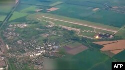 2일 러시아 국방부가 우크라이나 중부 폴타바 지역의 미르호로드 비행장을 공습해 우크라이나 군용기 5대를 파괴했다고 주장하며 공개한 영상.