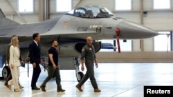 Ukrajinski predsednik Volodimir Zelenski i premijer Holandije Mark Rute pored borbenog aviona F-16, u Ajndhovenu, Holandija, 20. avgusta 2023.