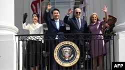 조 바이든 미국 대통령과 부인 질 바이든 여사가 26일 백악관 앞마당인 사우스론에서 미국을 국빈 방문 중인 윤석열 한국 대통령과 김건희 여사를 위한 공식 환영 행사를 개최했다.