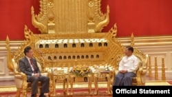 친강(왼쪽) 중국 외교부장 겸 국무위원과 민 아웅 흘라잉 미얀마 군정 최고사령관이 2일 네피도에서 회동하고 있다. 