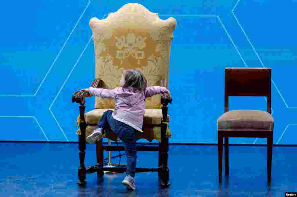 Seorang anak berupaya naik ke atas kursi Paus Fransiskus saat berlangsungnya konferensi &quot;Kondisi Umum Kelahiran&rdquo; mengenai penurunan angka kelahiran di Italia, di Roma, Italia.