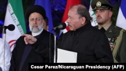 에브라힘 라이시(왼쪽) 이란 대통령과 다니엘 오르테가 니카라과 대통령이 13일 마나과에서 열린 기념식에 참석했다.
