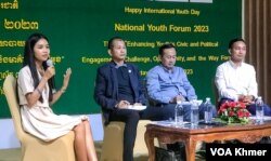 អគ្គលេខាធិការរងនៃក្រុមប្រឹក្សាជាតិកម្ពុជាដើម្បីអភិវឌ្ឍយុវជន លោកជីវ រដ្ឋា អង្គុយក្បែរវាគ្មិន (ពីខាងឆ្វេងដៃ) ក្នុងវេទិកាយុវជនថ្នាក់ជាតិសម្រាប់ឆ្នាំ ២០២៣ នៅថ្ងៃទី ១១ខែសីហា ឆ្នាំ ២០២៣។ (ហ៊ុល រស្មី/វីអូអេ)