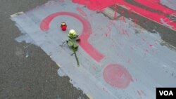 Prefarban natpis "škola" na ulici ispred ulaza u OŠ "Vladislav Ribnikar" (foto: Vesna Radović/Fonet)