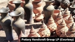 ແຈກັນເອ້, ໄຫເອ້, ໄຫດອກໄມ້, ກຸ່ມຫັດຖະກໍາເຄື່ອງປັ້ນດິນເຜົາ, ບ້ານຈ່ານເໜືອ, ຫຼວງພະບາງ, ສປປ ລາວ. (ຂໍ້ມູນພາບຈາກເຟສ໌ບຸກ ກຸ່ມຫັດຖະກໍາເຄື່ອງປັ້ນດິນເຜົາ).