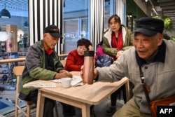 上海老人每周二在瑞典家具店Ikea的咖啡厅里聚会。（2023年12月5日）