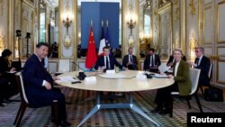 6일 에마뉘엘 마크롱 프랑스 대통령이 프랑스를 국빈방문한 시진핑 중국 국가주석, 우르줄라 폰데어라이엔 유럽연합(EU) 집행위원장과 3자 회담을 가졌다.