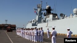 แฟ้ม - เจ้าหน้าที่กองทัพเรือกัมพูชาร่วมพิธีเปิดการซ้อมรบกับจีน ที่กัมพูชา เมื่อ 26 ก.พ. 2016 (REUTERS/Samrang Pring)