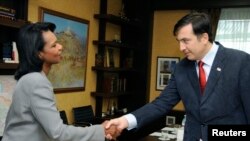 კონდოლიზა რაისი თბილისში საქართველოს პრეზიდენტს, მიხეილ სააკაშვილს შეხვდა. 2008 წლის 15 აგვისტო.