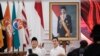 Presiden terpilih Prabowo Subianto dan Gibran Rakabuming Raka berfoto di depan potret Presiden Joko Widodo usai penetapan pemenang pemilihan presiden 2024 oleh KPU, di Jakarta, 24 April 2024. (Foto: Yasuyoshi Chiba/AFP)