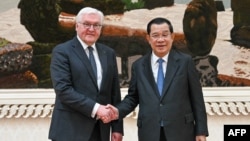 ក្នុង​រូបថត​ចែកចាយ​និង​ចេញផ្សាយ​ដោយ​ខុទ្ទកាល័យ​រដ្ឋាភិបាល​កម្ពុជា កាលពី​ថ្ងៃទី១៥ ខែកុម្ភៈ ឆ្នាំ២០២៣ បង្ហាញពី​នាយក​រដ្ឋមន្រ្តី​កម្ពុជា​លោក ហ៊ុន សែន (ស្តាំ) ចាប់​រលាក់ដៃ​ជាមួយ​ប្រធានាធិបតី​អាល្លឺម៉ង់​លោក Frank-Walter Steinmeier (ឆ្វេង) ក្នុង​ជំនួប​នៅ​វិមាន​សន្តិភាព​ក្នុង​រាជធានី​ភ្នំពេញ ប្រទេស​កម្ពុជា។