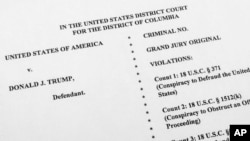 ການ​ຟ້ອງ​ຮ້ອງ​ຕໍ່​ອະ​ດີດ​ປະ​ທາ​ນາ​ທິ​ບໍ​ດີ ດໍ​ໂນ​ລ ທ​ຣຳ ທີ່​ຕັ້ງ​ຂໍ້​ກ່າວ​ຫາ​ຕໍ່​ທ່ານ​ໂດຍ​ກະ​ຊວງ​ຍຸ​ຕິ​ທຳ ສຳ​ລັບ​ຄວາມ​ພະ​ຍາ​ຍາມ​ຂອງ​ທ່ານ​ທີ່​ຈະ​ຕ່າວ​ປີ້ນ​ຜົນ​ການ​ເລືອກ​ຕັ້ງ 2020, 1 ສິງ​ຫາ 2023 ໃນ​ນະ​ຄອນຫຼວງ ວໍ​ຊິງ​ຕັນ.