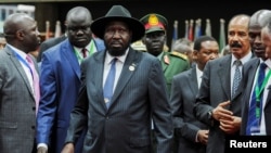 Rais wa Sudan Kusini Salva Kiir Mayardit na rais wa Eritrea Isaias Afwerki walipowasili katika mkutano huo, Septemba 5 2023. Picha na REUTERS/John Muchucha