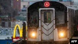 ILUSTRACIJA - Voz njujorškog metroa an liniji 4 (Foto: AFP/Adam Gray)