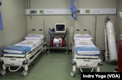 Sarana medis yang dimiliki oleh KRI 992 dr. Radjiman Wedyodiningrat di antaranya adalah ruangan UGD untuk pasien yang membutuhkan penanganan secara cepat. (VOA/Indra Yoga)