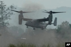 យន្តហោះ​ប្រភេទ MV-22 Osprey ទាហាន​ម៉ារីន​អាមេរិក ចុះចត​ក្នុង​អំឡុងពេល​សមយុទ្ធ​យោធា​រួមគ្នាមួយ​ដែល​មាន​ឈ្មោះ​ថា «Balikatan» នៅក្នុង​ស្ថានីយ៍​កងទ័ព​ជើងទឹក​ក្នុង​ខេត្ត Zambales ភាគខាងជើង​ប្រទេស​ហ្វីលីពីន នៅ​ថ្ងៃទី២៦ ខែមេសា ឆ្នាំ២០២៣។
