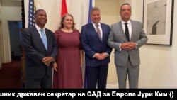 Од приемот во Вашингтон - Ескобар, заедно со заменик-помошникот секретар за одбрана на САД Спенсер Бојер, министерката за одбрана Славјанка Петровска и македонскиот амбасадор Зоран Попов