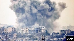 Moshi ukipaa angani kufuatia mashambulizi ya Israel kwenye eneo la mpaka na Ukanda wa Gaza Oktoba 27, 2023 (Picha na Menahem KAHANA / AFP)