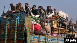 عبدالکبیر، سرپرست این وزارت از مقام‌های این دو کشور همسایۀ افغانستان خواسته است که باید با مهاجران افغان به گونۀ "انسانی و اسلامی" رفتار کنند.