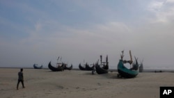 Perahu nelayan di pantai Teknaf, Bangladesh, 9 Maret 2023. Sekitar 180 pengungsi Rohingya melarikan diri dari pantai ini, 1 Desember 2022, menghindari kekerasan yang meningkat di kamp pengungsi di Bangladesh. Kapal mereka menghilang seminggu kemudian. (AP/Mahmud Hossain Opu)