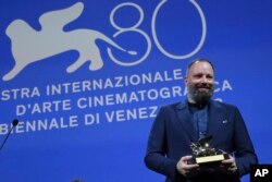Sutradara Yunani Yorgos Lanthimos berpose dengan penghargaan Golden Lion untuk film terbaik 'Poor Things' pada upacara penutupan Festival Film Venesia edisi ke-80 di Venesia, Italia, 9 September 2023.