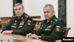 资料照：俄罗斯前防长绍伊古（右 Sergei Shoigu）及俄罗斯武装部队总参谋长格拉西莫夫（Valery Gerasimov）在莫斯科克里姆林宫与俄罗斯总统普京开会。（2022年2月27日）