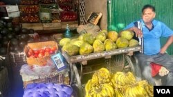Fruit seller Naresh Gupta supports the BJP because he says Modi has done good work. (Anjana Pasricha/VOA)
