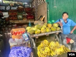 លោក Naresh Gupta ដែលជាអ្នកលក់ផ្លែ​ឈើនៅក្រុង Noida នៃរដ្ឋ Uttar Pradesh ថ្លែងថា លោកនឹង​បោះឆ្នោតឱ្យ​គណបក្ស BJP។ (Anjana Pasricha/VOA)