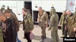 وزارت دفاع روسیه این تصویر را به تاریخ ۱۰ اپریل ۲۰۲۳ نشر کرده و گفته است که این اسیران جنگی روسی از قید اوکراین آزاد شده اند