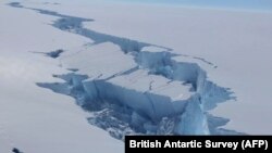 Tangkapan layar yang dibuat pada 14 Juli 2017 dari video yang dirilis oleh British Antarctic Survey menunjukkan keretakan di Larsen C Ice Shelf, di Semenanjung Antartika pada Februari 2017. (Foto: British Antartic Survey/AFP)